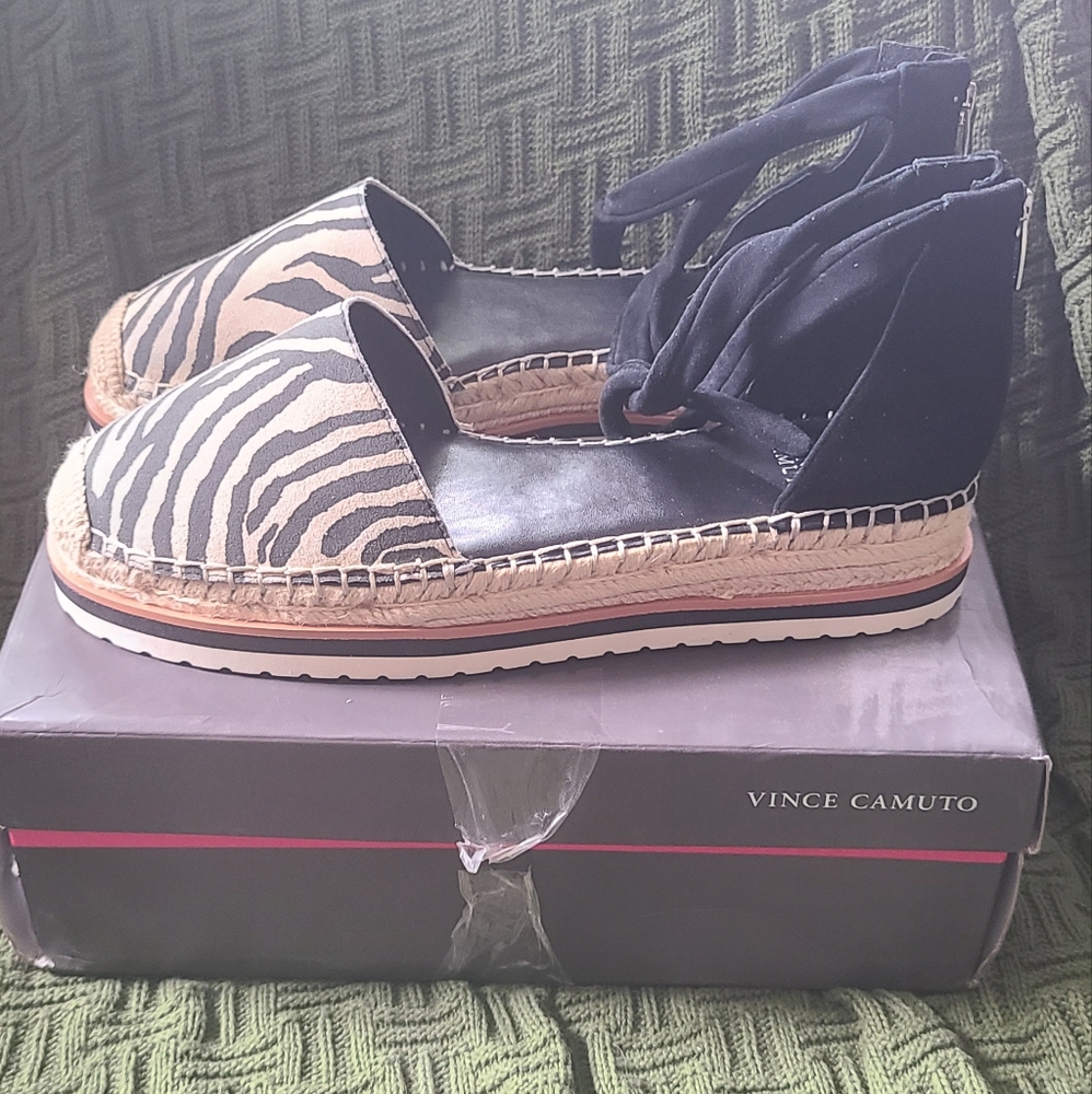 New Vince Camuto zebra sandals sz 11